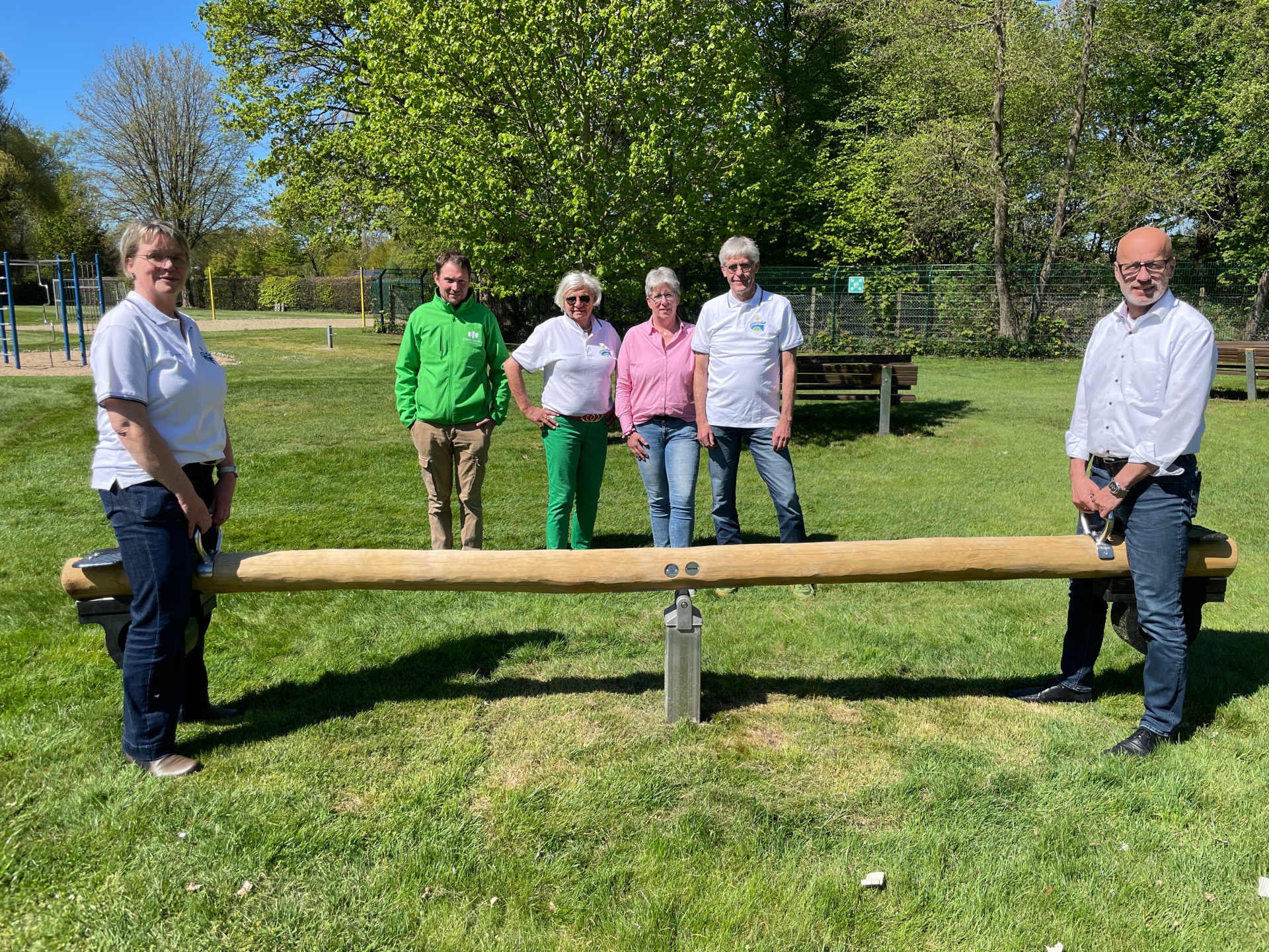 Freuen sich über eine neue Wippe auf der Spielwiese: v.l. Birgit Stratmann (Förderverein Bürgerbad Warendorf), Tristan Lerchner (Betriebsleiter Warendorfer Bäder Stadtwerke Warendorf), Mechthild Hagemeyer (Förderverein Bürgerbad Warendorf), Stefanie Meimann (Bäderverwaltung Stadtwerke Warendorf), Roland Gierhake (Förderverein Bürgerbad Warendorf) und Ulrich K. Butterschlot (Geschäftsführer Stadtwerke Warendorf)