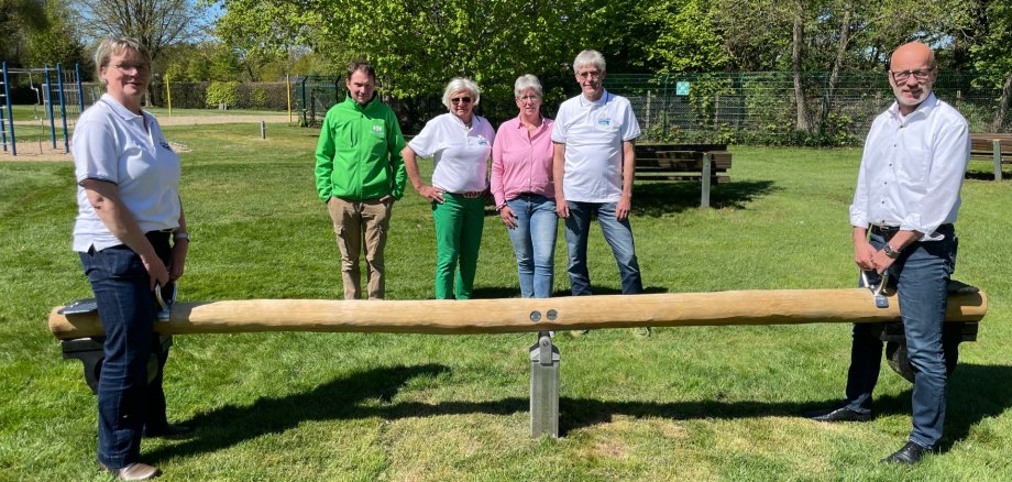 Freuen sich über eine neue Wippe auf der Spielwiese: v.l. Birgit Stratmann (Förderverein Bürgerbad Warendorf), Tristan Lerchner (Betriebsleiter Warendorfer Bäder Stadtwerke Warendorf), Mechthild Hagemeyer (Förderverein Bürgerbad Warendorf), Stefanie Meimann (Bäderverwaltung Stadtwerke Warendorf), Roland Gierhake (Förderverein Bürgerbad Warendorf) und Ulrich K. Butterschlot (Geschäftsführer Stadtwerke Warendorf)