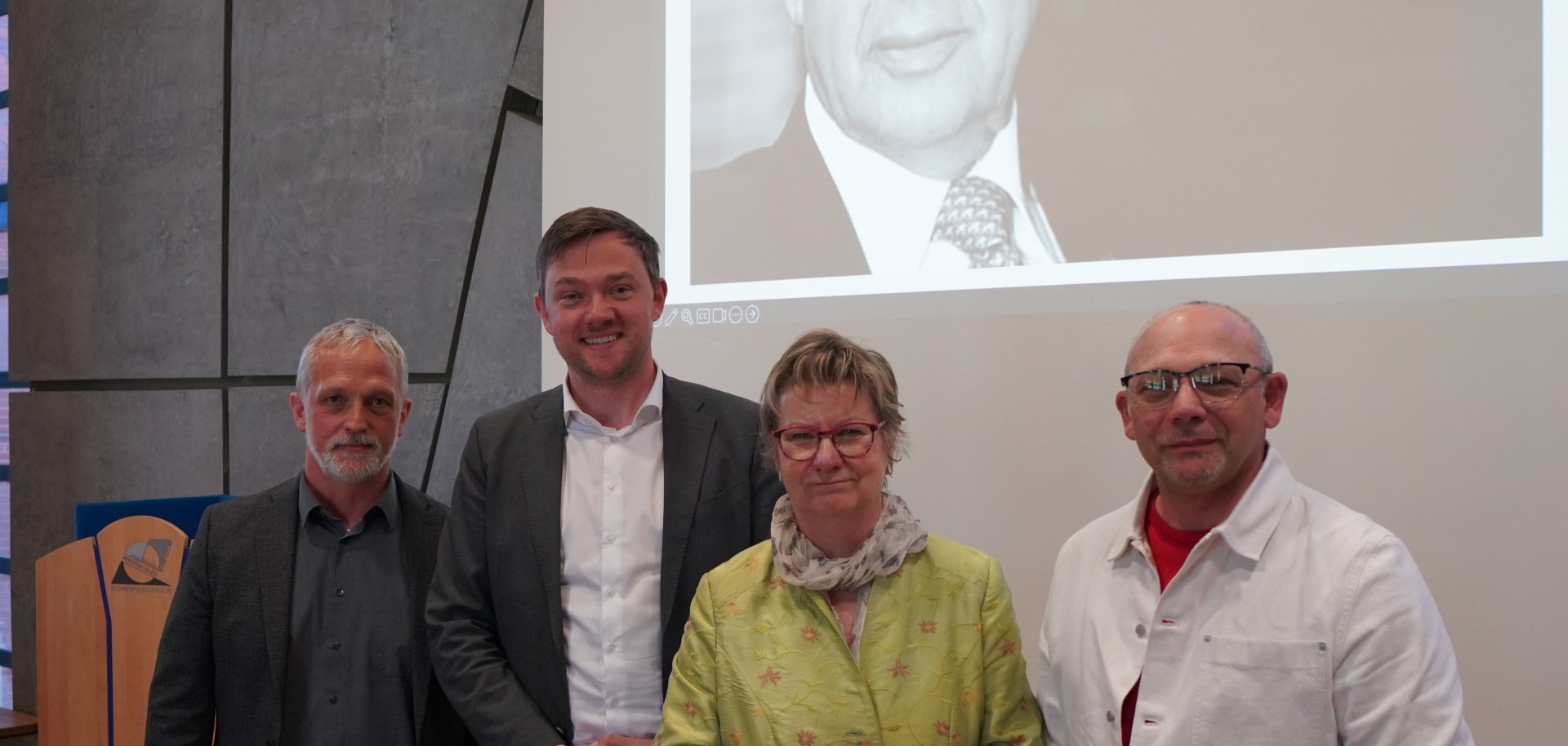 v.l. Udo Lakemper (Schulleiter Paul-Spiegel-Berufskolleg), Bürgermeister Peter Horstmann, Sylvia Löhrmann (Beauftragten des Landes Nordrhein-Westfalen für die Bekämpfung des Antisemitismus, für jüdisches Leben und Erinnerungskultur), Ilja Golub (Jüdische Gemeinde Münster) vor dem Bild von Paul Spiegel