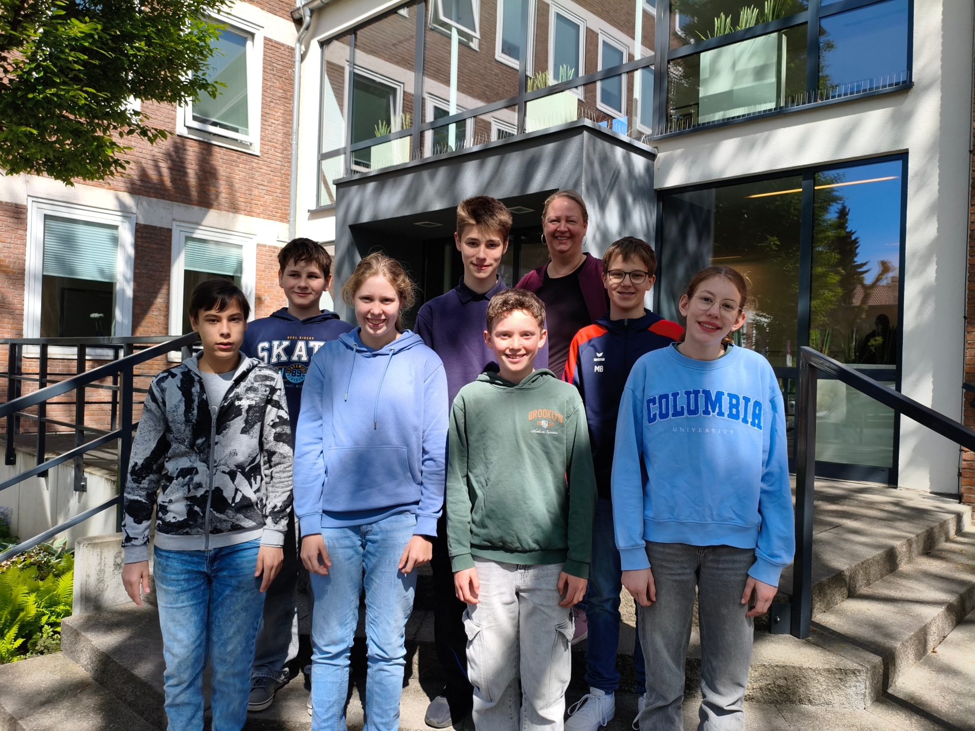 v.l. Elias Zemouli, Michel Mönnigmann, Mila Matthus, Michael Reinker, Jannis Schöler, Daniela Stumm (Haupt- und Personalamt), Moritz Bartsch, Leni Schulden