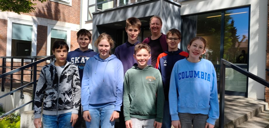 v.l. Elias Zemouli, Michel Mönnigmann, Mila Matthus, Michael Reinker, Jannis Schöler, Daniela Stumm (Haupt- und Personalamt), Moritz Bartsch, Leni Schulden