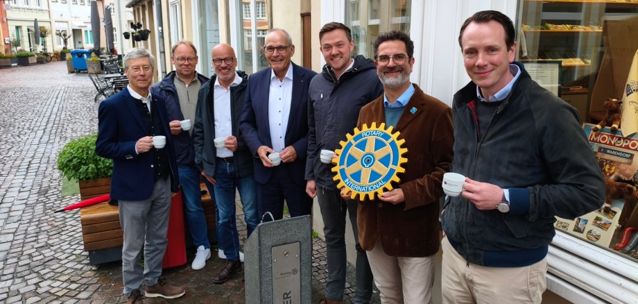 v.l. Egbert Briese (Rotary), Andreas Steiling (Tiefbauamt Stadt), Ulrich Butterschlot (Stadtwerke Warendorf), Peter Scholz (Rotary), Bürgermeister Peter Horstmann, Dirk Assenmacher (Vorsitzender Rotary), Carl Altefrohne (Rotary) nehmen einen Schluck Wasser aus dem Trinkwasserspender an der Tourist-Information an der Emsstraße