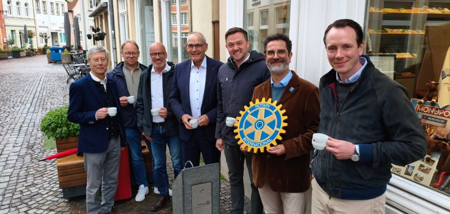 v.l. Egbert Briese (Rotary), Andreas Steiling (Tiefbauamt Stadt), Ulrich Butterschlot (Stadtwerke Warendorf), Peter Scholz (Rotary), Bürgermeister Peter Horstmann, Dirk Assenmacher (Vorsitzender Rotary), Carl Altefrohne (Rotary) nehmen einen Schluck Wasser aus dem Trinkwasserspender an der Tourist-Information an der Emsstraße