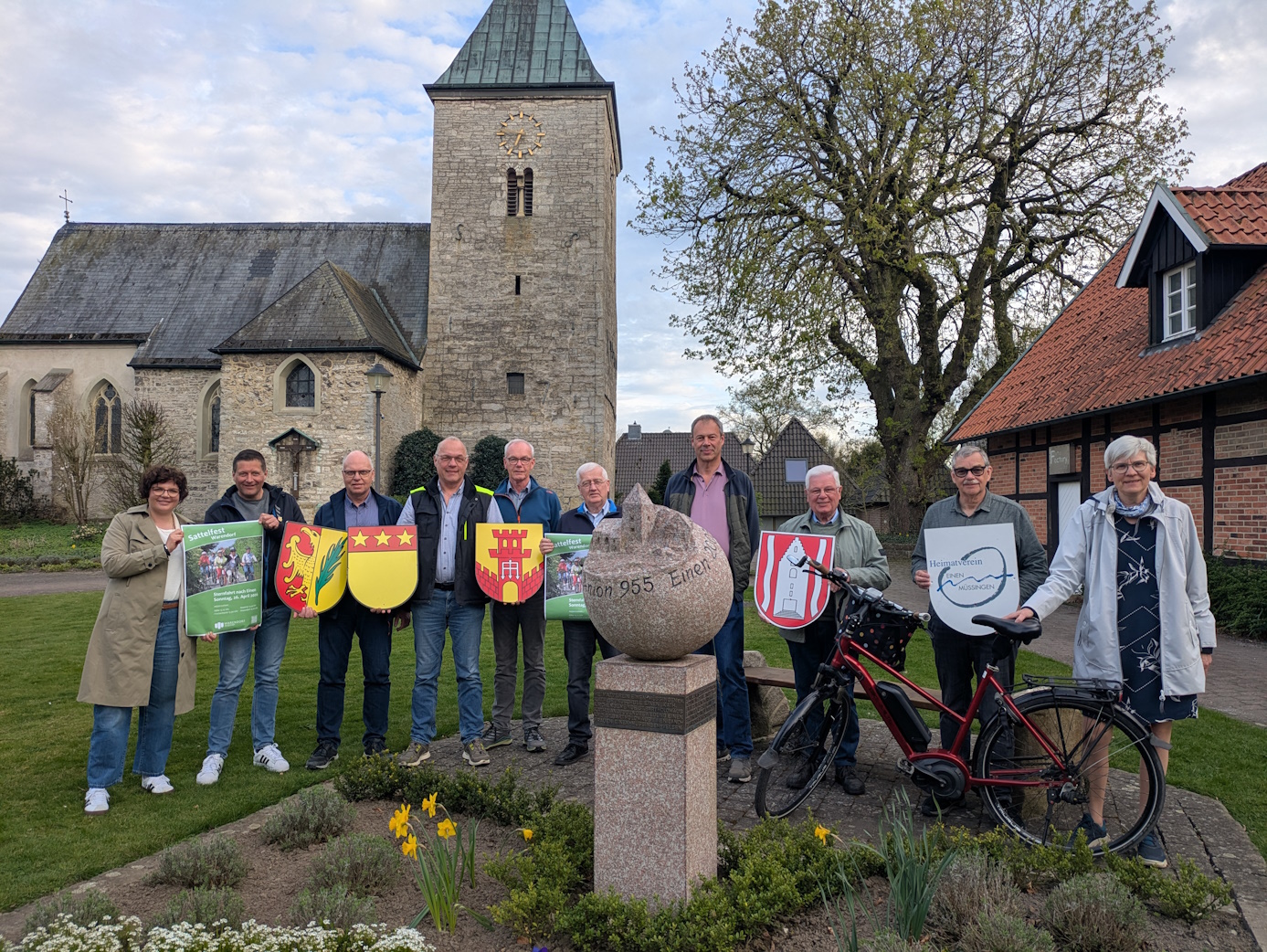 v.l. Regina Höppner (Stadt Warendorf), Ansgar Drees (Heimatverein Hoetmar), Robert Dorgeist (Heimatfreunde Hoetmar), Johannes Weiligmann (Heimatverein Einen-Müssingen), Hubert Kleinschnitker (Heimatverein Einen-Müssingen), Erich Merz (Einradgruppe SC Müssingen), Martin Fabisch (Schützengilde Ems-Einen), Wenzel Havelt (Heimatverein Milte), Thomas Holewa (Heimatverein Einen-Müssingen), Susanne Bollmann (Stadt Warendorf)
