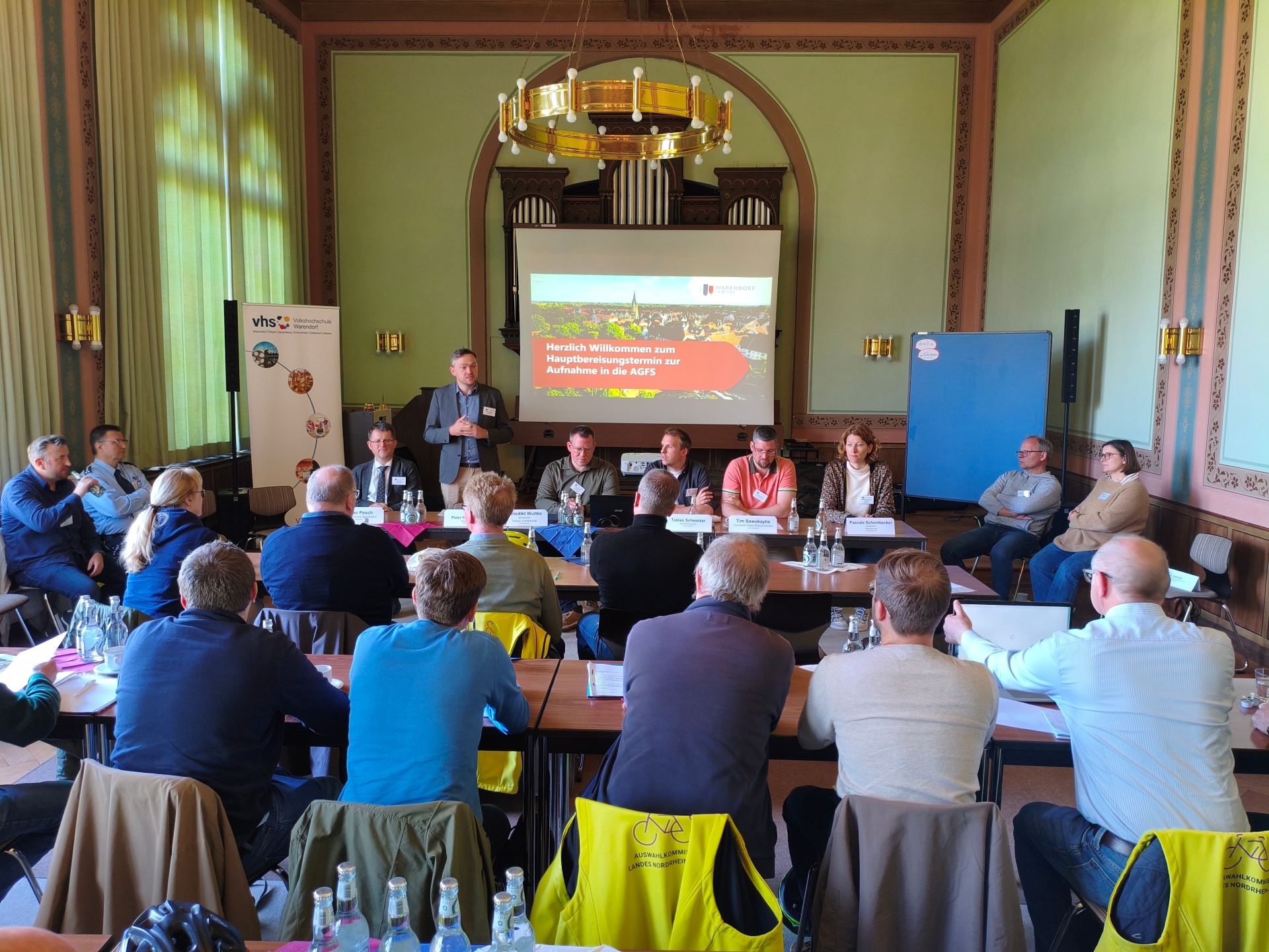 Bürgermeister Peter Horstmann begrüßt die Kommission