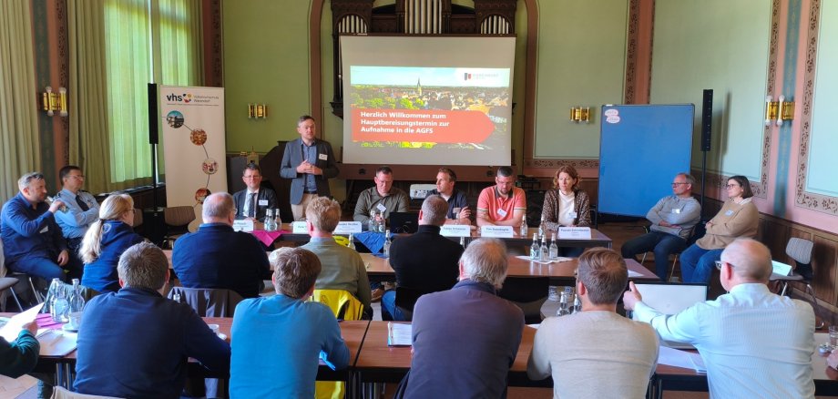 Bürgermeister Peter Horstmann begrüßt die Kommission