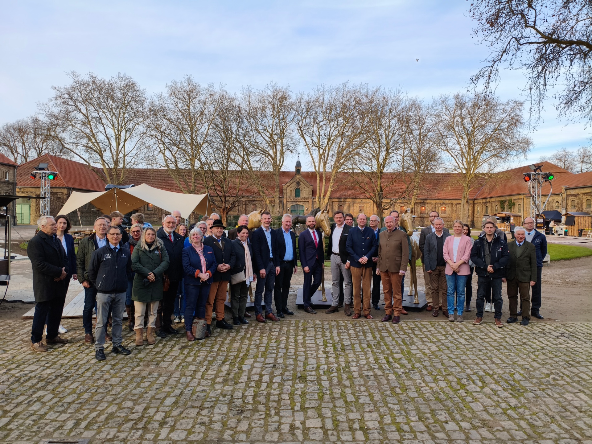Verantwortliche und Förderer zum offiziellen Start in das Jubliäumsjahr beim Landgestüt