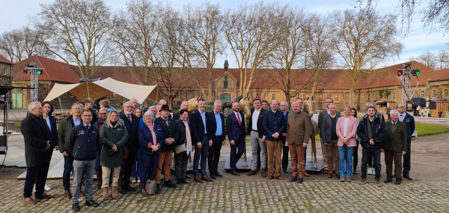 Verantwortliche und Förderer zum offiziellen Start in das Jubliäumsjahr beim Landgestüt