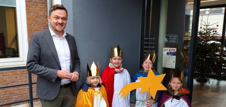 Bürgermeister Peter Horstmann mit den Sternsingern Luna (6), Tilda (9), Marla (9) und Neo (7) (v.l.)