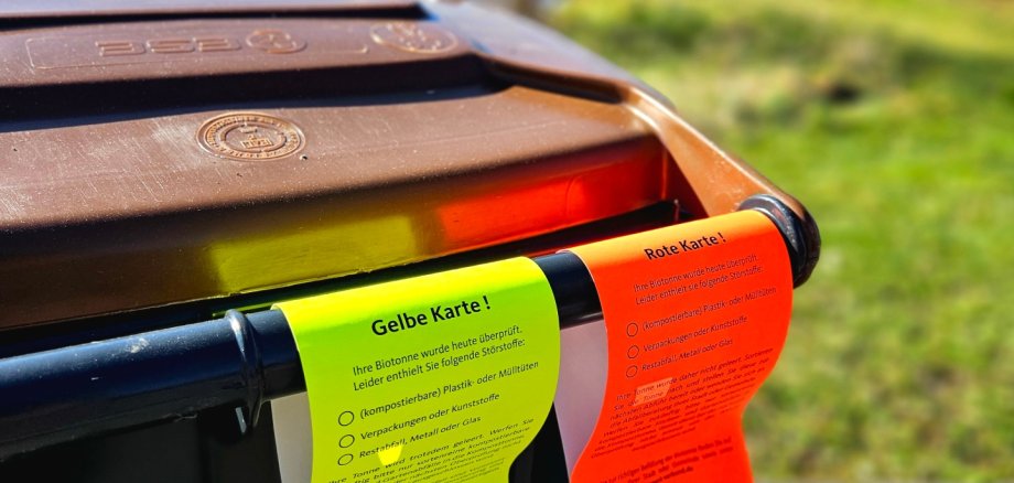 Die gelben und roten Karten dienen als Hinweis darauf, welche Störstoffe in der Tonne gefunden wurden. Zudem sind dort Tipps zu finden, was in die Biotonne gehört, und was nicht.