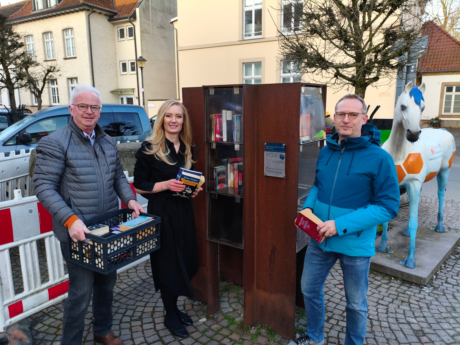 v.l. Hubert Schulze Althoff (Vorstand Bürgerstiftung). Lea Prentler (Regionalmarktleiterin Sparkasse Münsterland-Ost), Martin Lepper (Initiator Bücherschrank)