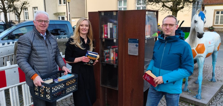 v.l. Hubert Schulze Althoff (Vorstand Bürgerstiftung). Lea Prentler (Regionalmarktleiterin Sparkasse Münsterland-Ost), Martin Lepper (Initiator Bücherschrank)