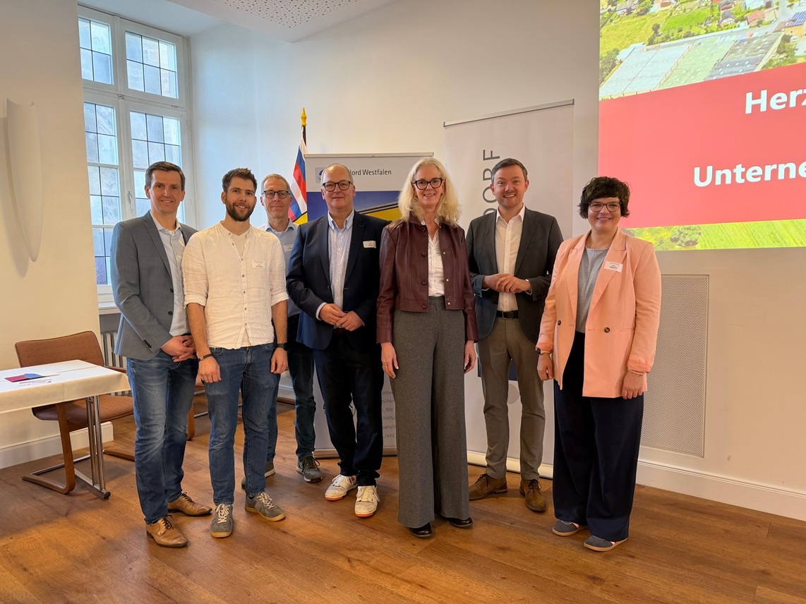 Die Organisatoren: Von links Christian Paasche, IHK Nord Westfalen, Niklas Steinkamp, Gewerbekreis Hoetmar e. V., Torsten Krumme, Wirtschaftsförderung Stadt Warendorf, Heiner Kamp, WIWA – Wirtschaft für Warendorf e.V., Wiebke Böhmer, punkt 100 – Training und Beratung, Peter Horstmann, Bürgermeister Stadt Warendorf, Regina Höppner, Dezernentin Bürgerdienste Stadt Warendorf