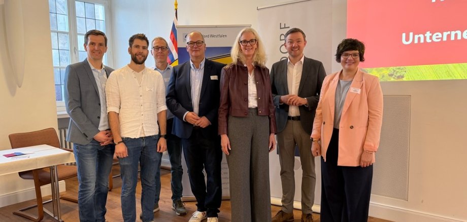 Die Organisatoren: Von links Christian Paasche, IHK Nord Westfalen, Niklas Steinkamp, Gewerbekreis Hoetmar e. V., Torsten Krumme, Wirtschaftsförderung Stadt Warendorf, Heiner Kamp, WIWA – Wirtschaft für Warendorf e.V., Wiebke Böhmer, punkt 100 – Training und Beratung, Peter Horstmann, Bürgermeister Stadt Warendorf, Regina Höppner, Dezernentin Bürgerdienste Stadt Warendorf
