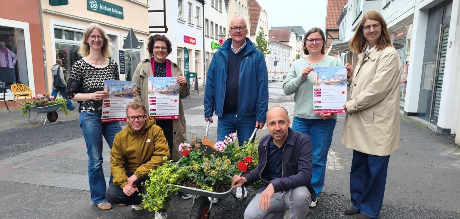 V.l. Nicole Herte (Seniorenbeauftragte Stadt), Tobias Schwienhorst (Altstadtmanager Stadt), Regina Höppner (Sozialdezernentin Stadt), Heiner Kamp (WIWA), André Auer (Team Veranstaltungen Stadt), Britt Sporket (Netzwerkkoordinatorin Inklusion vor Ort), Iris Blume (Amtsleitung Soziales und Wohnen Stadt) bei der Vorstellung des Programms.