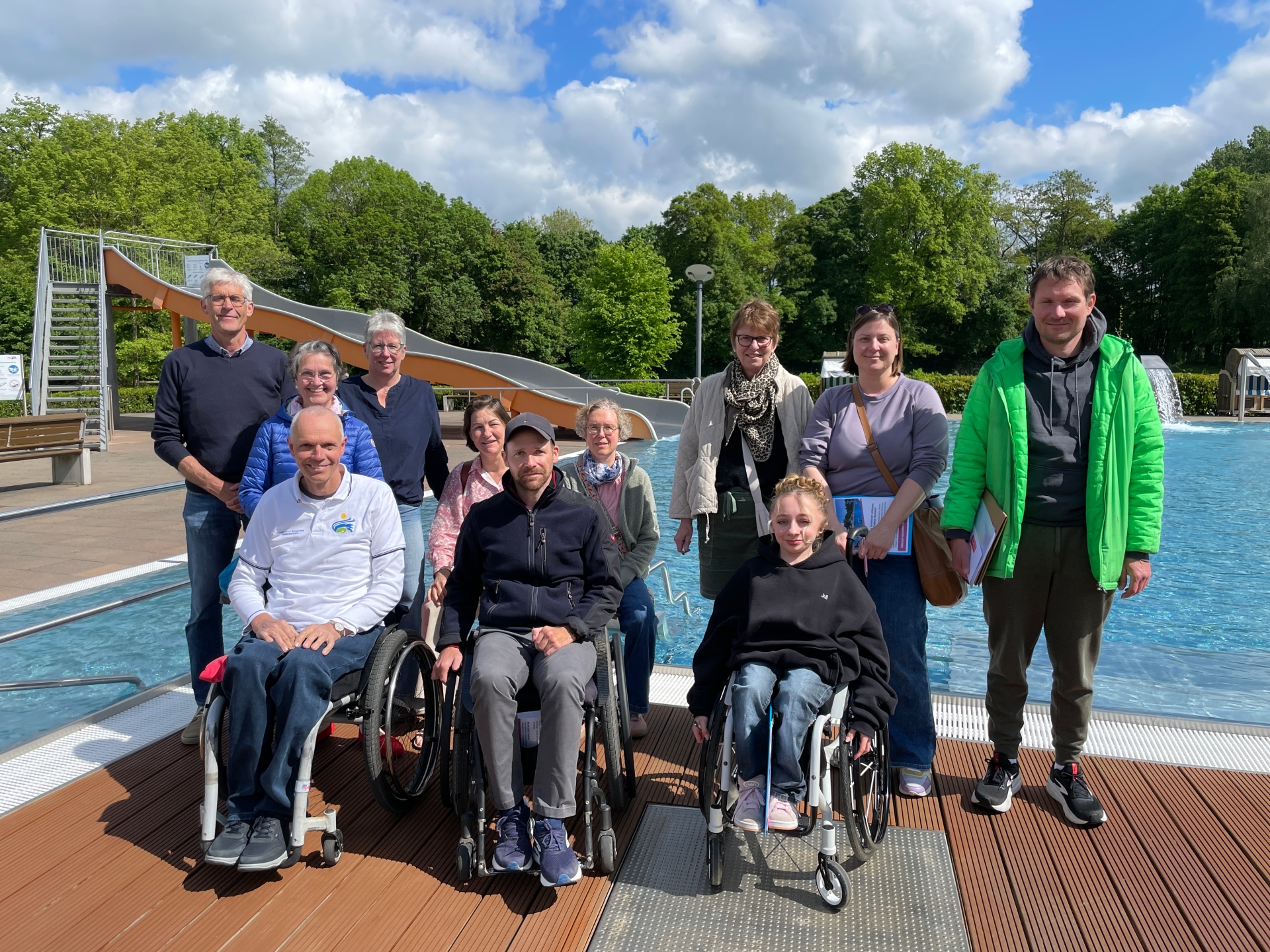 Wie barrierefrei ist das Freibad Bürgerbad Emsinsel? Dieser Frage gingen die Stadtwerke Warendorf jetzt gemeinsam mit dem Förderverein Bürgerbad Warendorf, der Heinrich-Tellen-Schule, Lebensweltexperten und dem Team des Netzwerkbüros Inklusion der Caritas Warendorf und der Stadt Warendorf bei einem praxisnahen Barriere-Check nach.