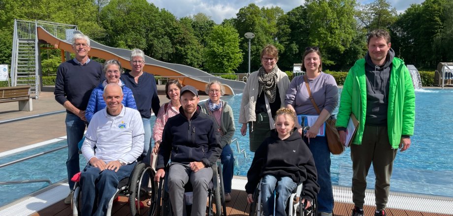 Wie barrierefrei ist das Freibad Bürgerbad Emsinsel? Dieser Frage gingen die Stadtwerke Warendorf jetzt gemeinsam mit dem Förderverein Bürgerbad Warendorf, der Heinrich-Tellen-Schule, Lebensweltexperten und dem Team des Netzwerkbüros Inklusion der Caritas Warendorf und der Stadt Warendorf bei einem praxisnahen Barriere-Check nach. 