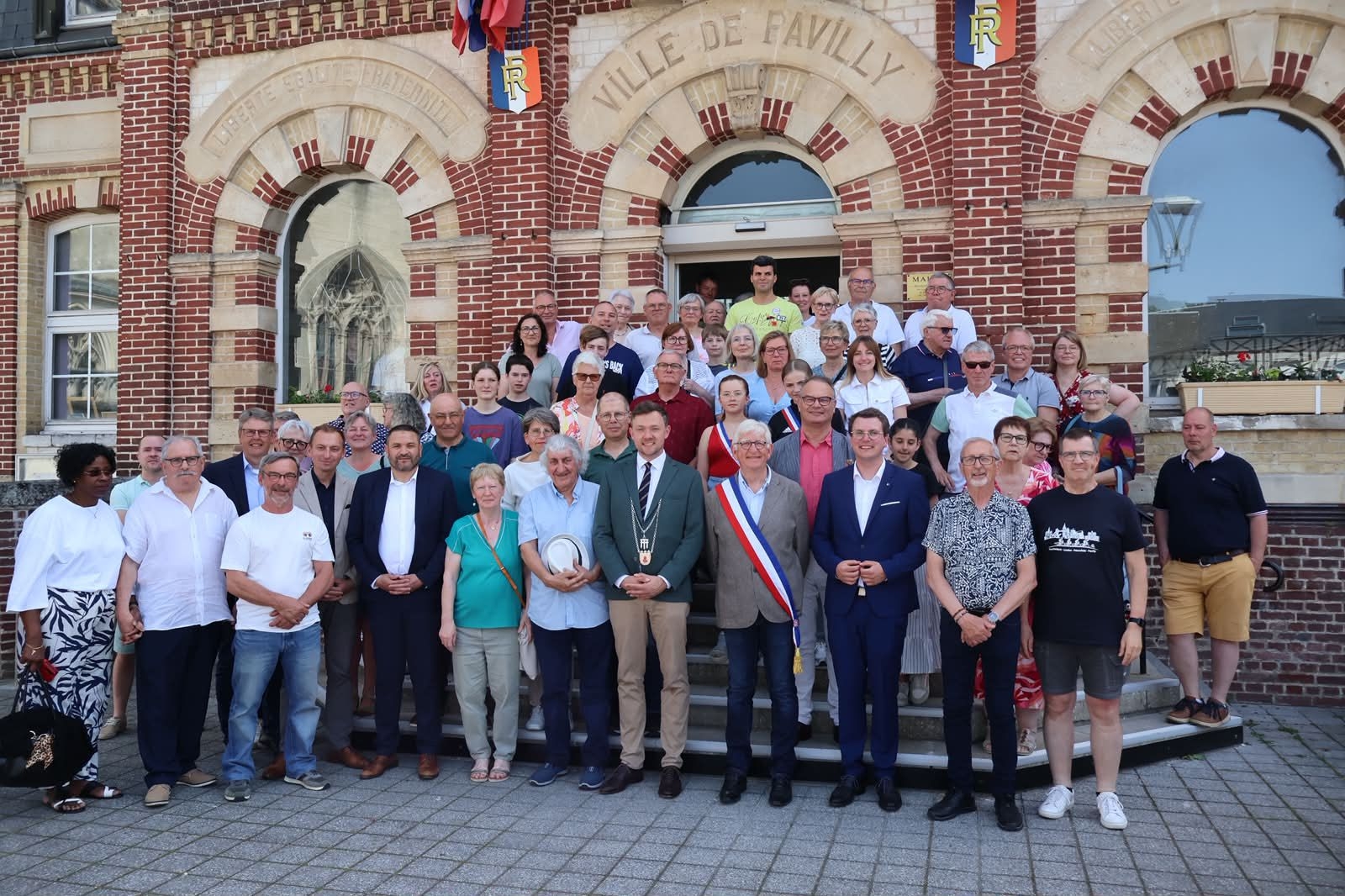 Viele Menschen vor einem Haus