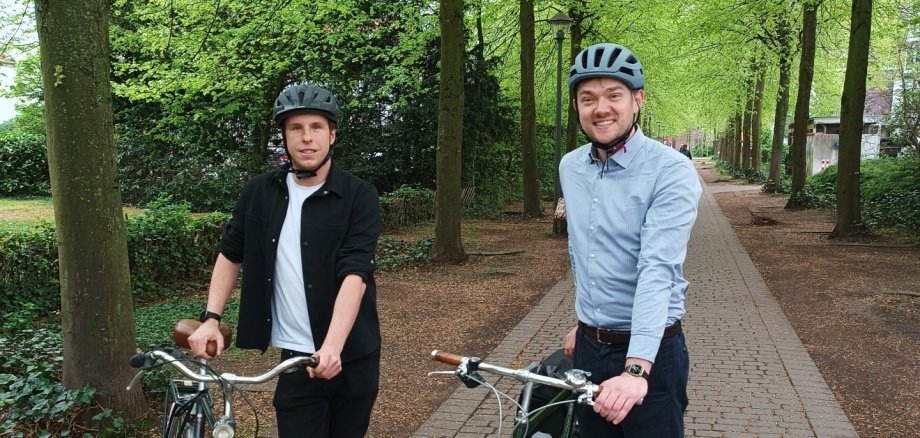 Mobilitätsmanager Tobias Schwarzer und Bürgermeister Peter Horstmann mit ihren Fahrrädern freuen sich auf das Stadtradeln