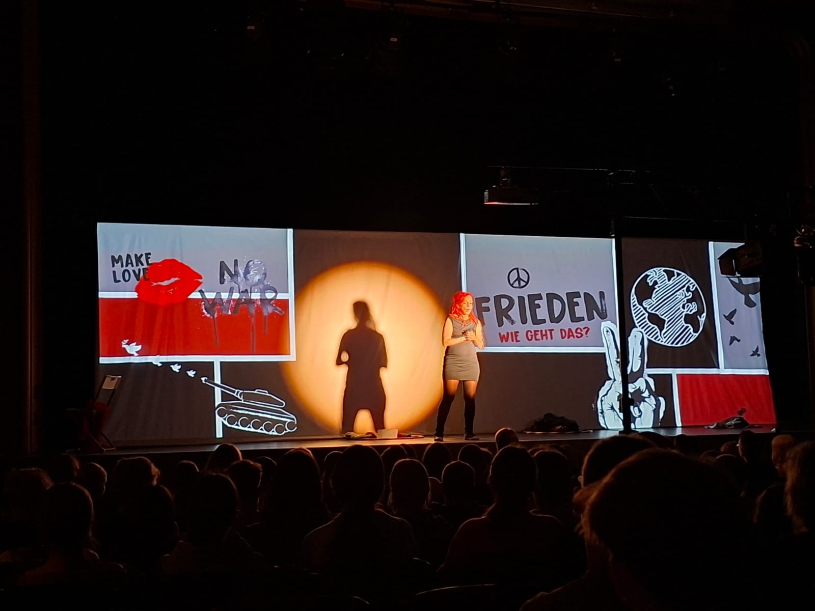 Frau auf einer Theaterbühne