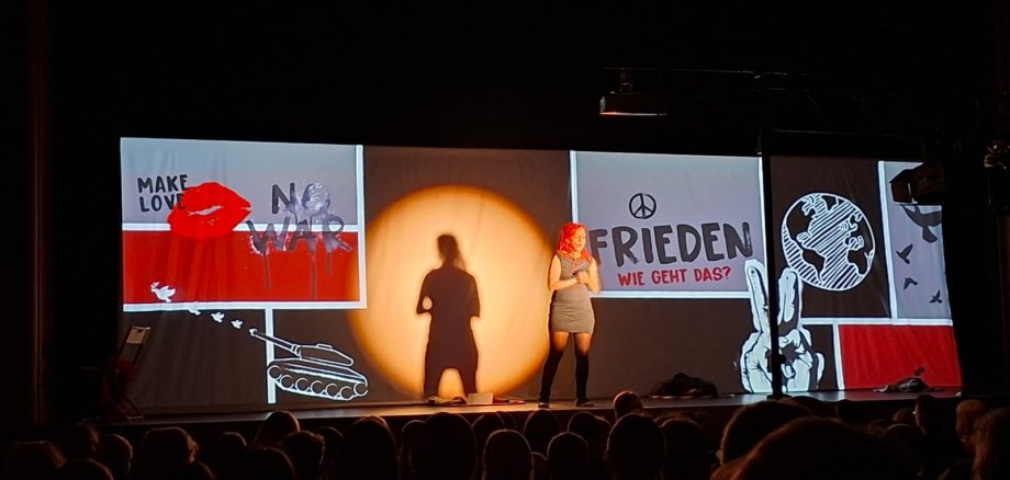 Frau auf einer Theaterbühne