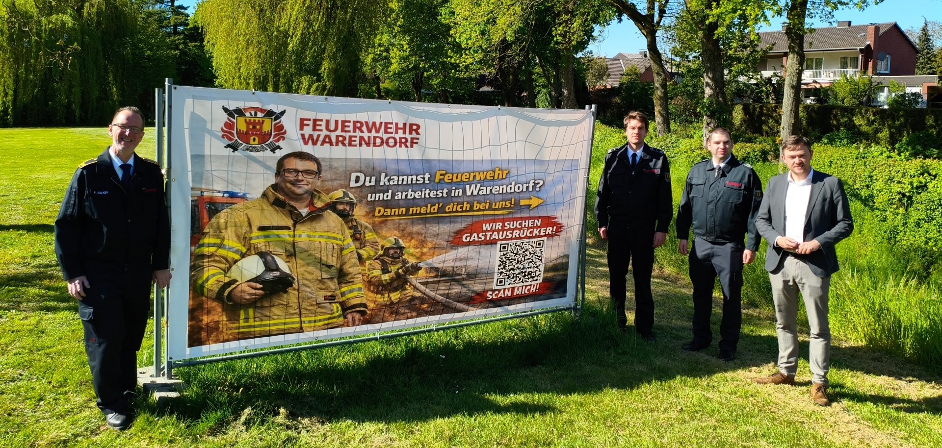 v.l. Leiter der FW Warendorf Frank Sölken, Löschzugführer Freckenhorst Sebastian Hoeps, Stv. Leiter der FW Warendorf Tobias Aundrup und Bürgermeister Peter Horstmann mit dem aktuellen Kampagnenmotiv „Gastausrücker gesucht“.