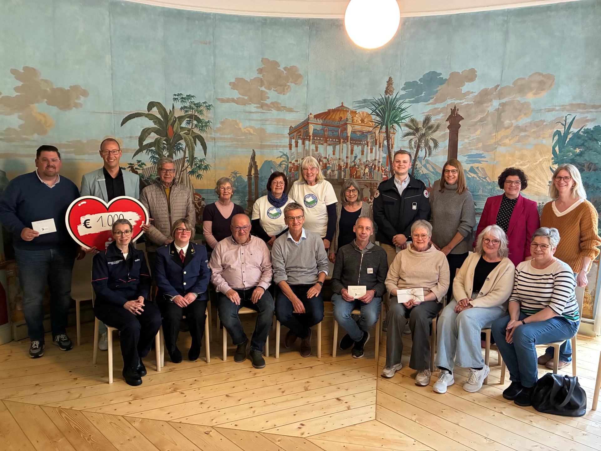 hintere Reihe von links: Thomas Pinnekamp (WIWA), Andreas Wienker (Sparkasse Münsterland-Ost), Werner Franz-Grothe (Senioren-Computer-Club), Gerlinde Gernet-Sander (BUND), Ursula Kuhlmann und Monika Lucht (Nepal-Kinder-Hilfe), Susan Bock (Freundeskreis Warendorf-Petersfield), Paul Niemeyer (DRK), Iris Blume, Regina Höppner und Nicole Herte (Stadt Warendorf). Untere Reihe von links: Michaela Köster (Malteser), Anja Voß (Spielmannszug Freckenhorst), Hennes Bußmann und Michael Gövert (Schützenverein Hinter den drei Brücken), Julian Reschke (Bündnis zeigt klare Kante für Demokratie), Barbara Völker (AWO), Petra Schürmann und Ina Bieberstein (Initiative Erzähl-mir-was). 