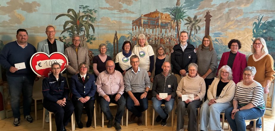 hintere Reihe von links: Thomas Pinnekamp (WIWA), Andreas Wienker (Sparkasse Münsterland-Ost), Werner Franz-Grothe (Senioren-Computer-Club), Gerlinde Gernet-Sander (BUND), Ursula Kuhlmann und Monika Lucht (Nepal-Kinder-Hilfe), Susan Bock (Freundeskreis Warendorf-Petersfield), Paul Niemeyer (DRK), Iris Blume, Regina Höppner und Nicole Herte (Stadt Warendorf). Untere Reihe von links: Michaela Köster (Malteser), Anja Voß (Spielmannszug Freckenhorst), Hennes Bußmann und Michael Gövert (Schützenverein Hinter den drei Brücken), Julian Reschke (Bündnis zeigt klare Kante für Demokratie), Barbara Völker (AWO), Petra Schürmann und Ina Bieberstein (Initiative Erzähl-mir-was).
