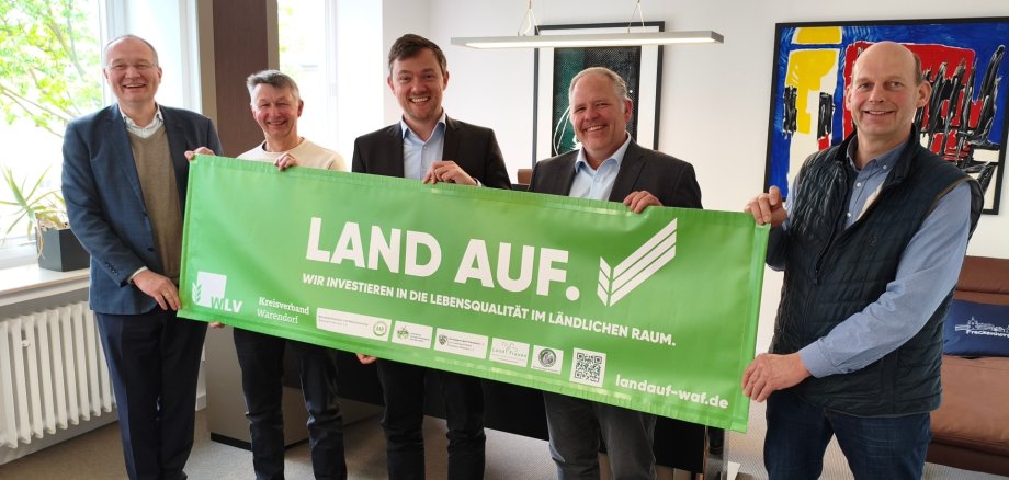 v.l. Dr. Matthias Quas (Geschäftsführer WLV Kreisverband Warendorf), Jochen Kuckelmann (Vors. Landwirtschaftlicher Ortsverband Warendorf), Bürgermeister Peter Horstmann, Andreas Westermann (Vors. WLV Kreisverband Warendorf), Peter Stork (Vors. Landwirtschaftlicher Ortsverband Hoetmar-Freckenhorst)