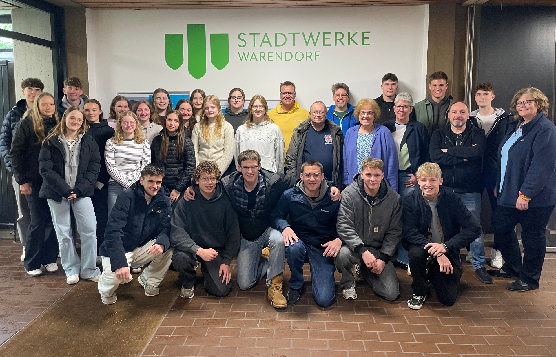 Zum fünften Mal fand jetzt die Schulschwimmwoche im Warendorfer Hallenbad statt. Die Aktion ist eine Zusammenarbeit des Amtes Schule, Jugend und Sport der Stadt Warendorf, dem Bäderteam der Stadtwerke Warendorf, den lokalen Schwimmsportvereinen der Warendorfer Sportunion, der DLRG Warendorf und der DRK-Wasserwacht sowie des Mariengymnasiums Warendorf.