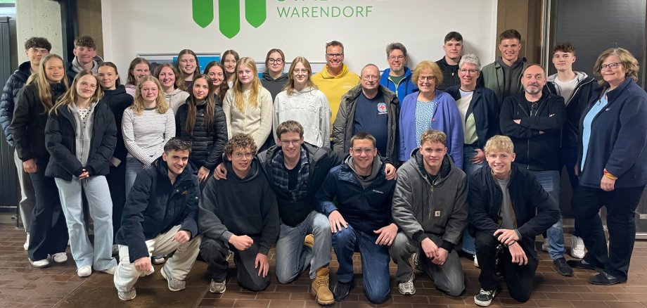 Zum fünften Mal fand jetzt die Schulschwimmwoche im Warendorfer Hallenbad statt. Die Aktion ist eine Zusammenarbeit des Amtes Schule, Jugend und Sport der Stadt Warendorf, dem Bäderteam der Stadtwerke Warendorf, den lokalen Schwimmsportvereinen der Warendorfer Sportunion, der DLRG Warendorf und der DRK-Wasserwacht sowie des Mariengymnasiums Warendorf.