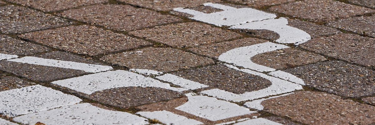 Zu sehen ist ein Piktogramm "Elektromobilität" auf einem Pflaster.