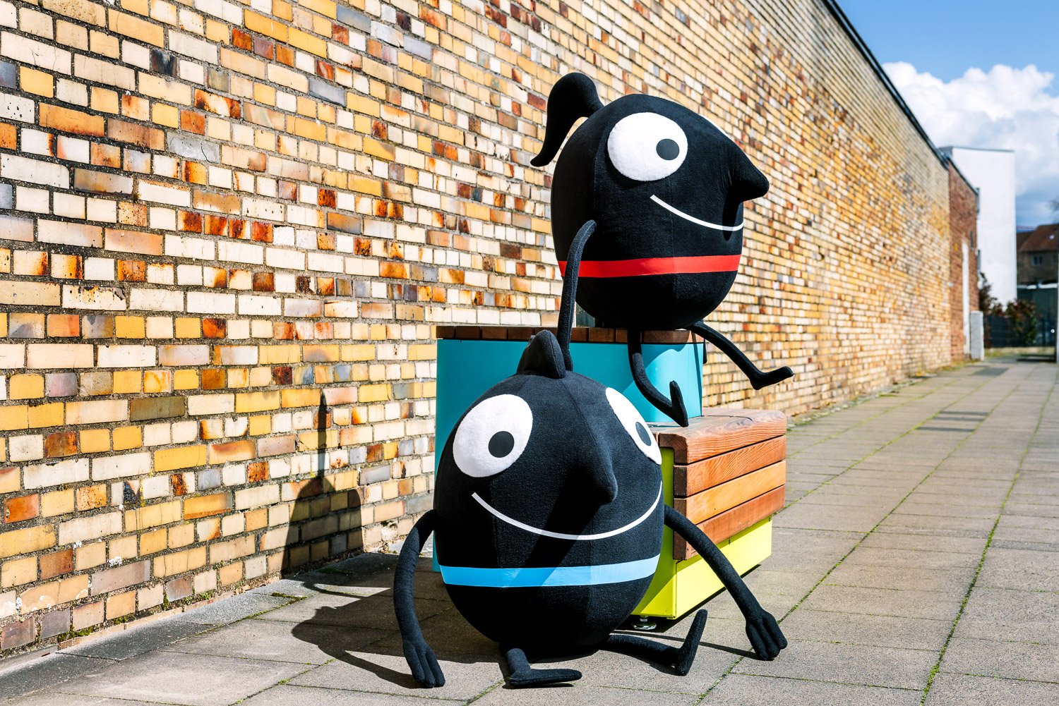 Zu sehen sind die EMW-Maskottchen Edgar und Ella