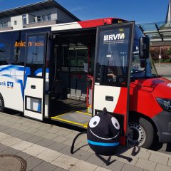 Bürgerbusse EMW EMW-Maskottchen Edgar vor dem Bürgerbus