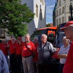 Die Bürgerbusvereine beim Besuch des Ministers Krischer Gruppenbild der Bürgerbusvereine auf dem Marktplatz