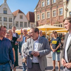 Besuch des Ministers Krischer Gruppenbild mit Minister Krischer und dem Bürgermeister