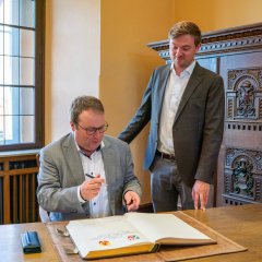 Besuch des Ministers Krischer Eintragung des Ministers in das Goldene Buch