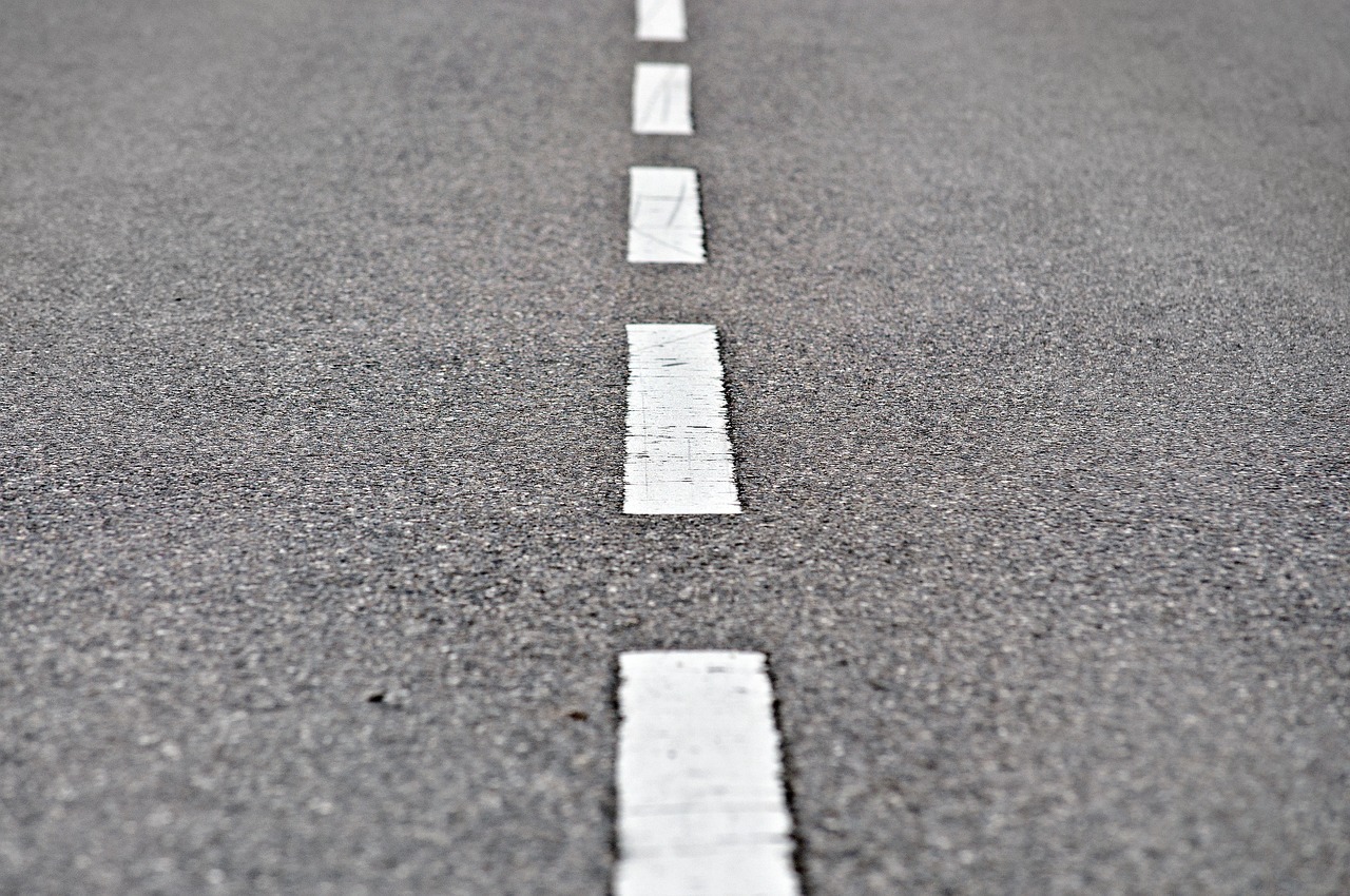 Es ist eine Asphaltstraße zu sehen.