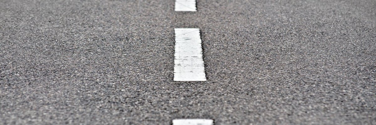 Es ist eine Asphaltstraße zu sehen.