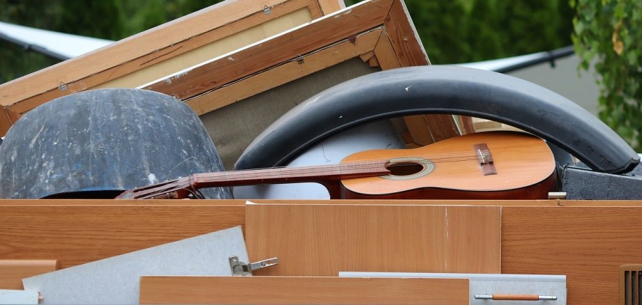 Sperrmüll Sperrmüll aus Schrankteilen, Bilderrahmen und alter Gitarre