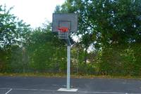 Kleinspielfeld mit Basketballkorb